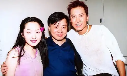52岁杨钰莹怀孕挺大肚险摔倒,2位助理表情惊恐忙搀扶