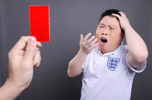 组图燕小六变英格兰球星表情夸张秀球技
