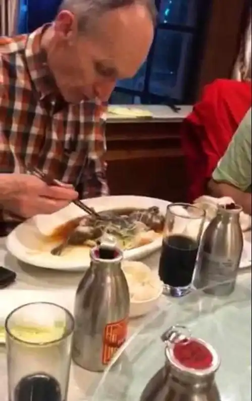 老外第一次吃中国菜的场面,尴尬到无语,负责招待的大姐表情亮了