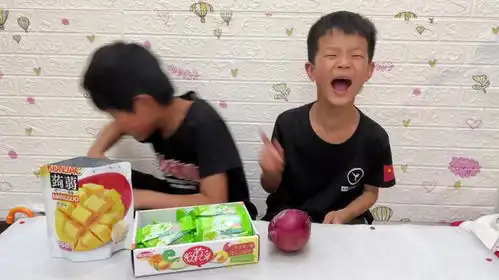 哥哥的零食被弟弟霸占,看着委屈的小表情真是太好笑了