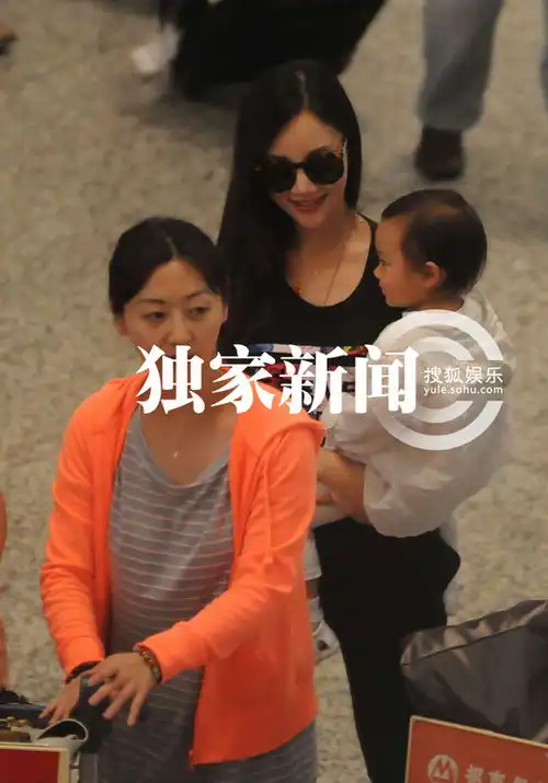 独家李小璐抱甜馨抵沪与贾乃亮短信互动不停