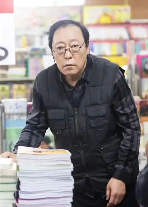 倪大红靠在白敬亭身上虽然模糊但可以发现苏大强状态不错网友爷慈孙孝