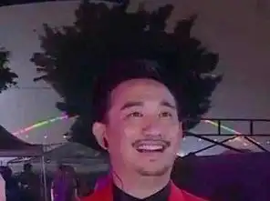 明星错位图知名男演员彭于晏当街卖菜,黄磊的爆炸头太搞笑