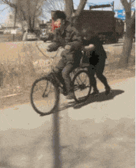 搞笑gif开心一刻演戏要全套,没球也得投