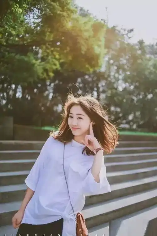 拍照面无表情学学这位姑娘吧