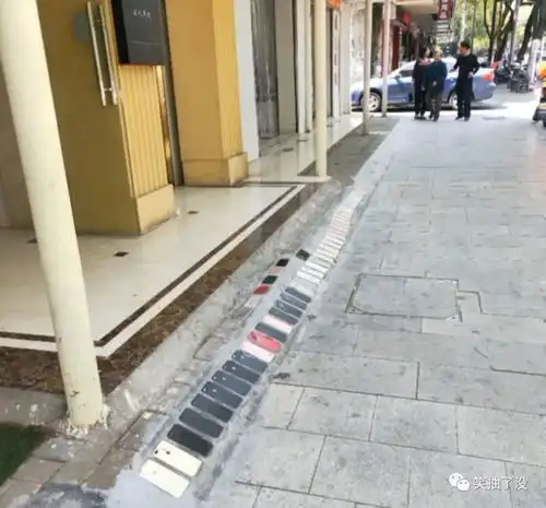 幽默笑话姑娘,你有什么话就直说吧,我的脸又不是触摸屏