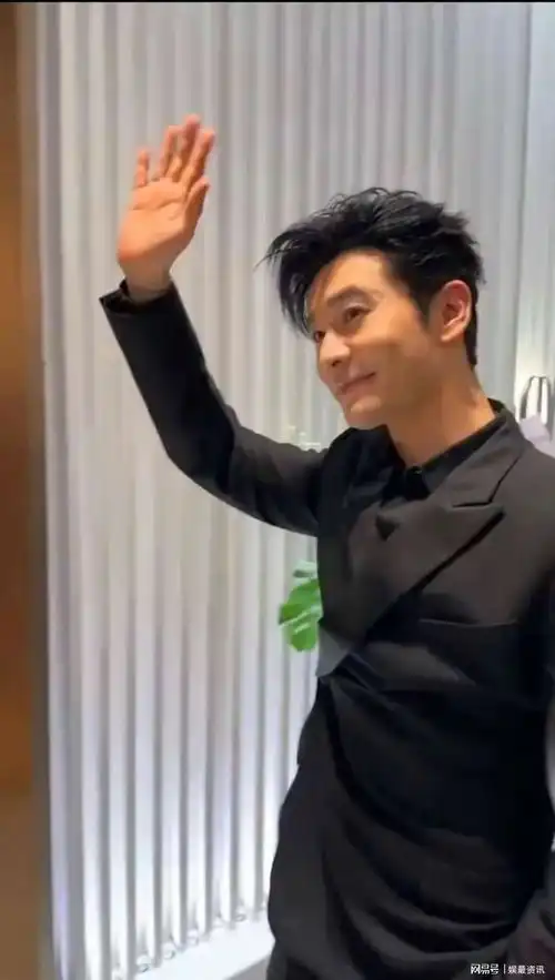 陈梦向孙颖莎炫耀夺冠后黄晓明又送我包包了,黄晓明反应超搞笑
