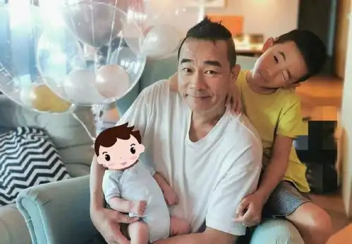 应采儿晒jasper亲吻弟弟照片,配文称好有爱,教育理念获网