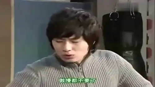搞笑一家人弟弟为了钱放下自尊背哥哥,哥哥趁机折磨他