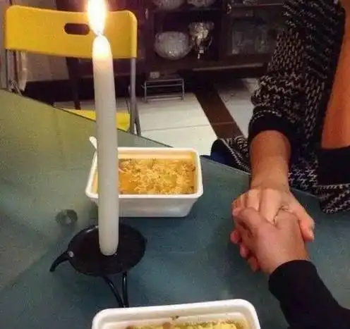 搞笑gif段子小伙子不光手快心理素质也好