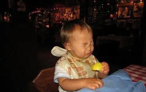 为什么有的人吃柠檬不觉得酸眼睁睁地看着一个人拿着柠檬在啃