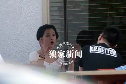殷桃素颜会友手舞足蹈吞云吐雾搞怪表情多