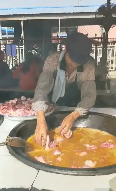 这就是新疆的羊肉抓饭,看得我直流口水