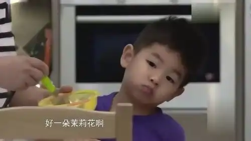 安吉小鱼儿坐一起吃早餐表情大不同安吉委屈哭泣的样子太搞笑了