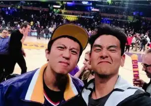 邓超彭于晏看球二人对镜头摆出古怪表情