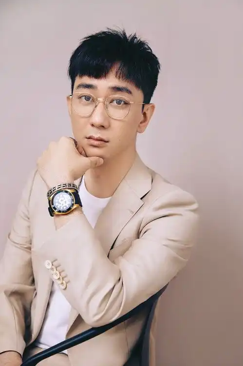 王自健西装写真曝光表情搞怪尽显春日活力