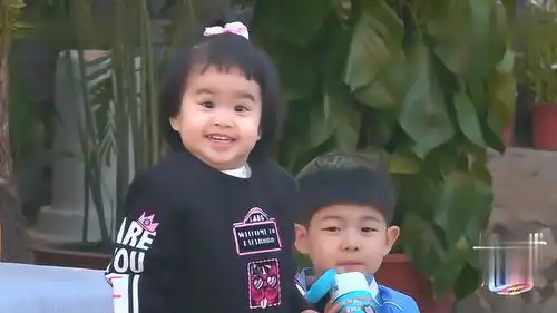安吉吐槽饺子衣服太大,下一秒饺子搞怪表情包太逗了,原地圈粉了