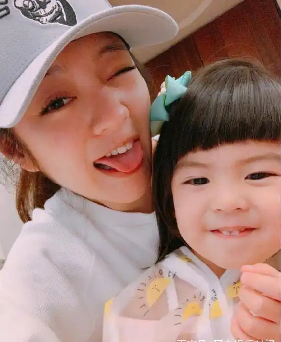 两代赵敏小聚,安以轩与贾静雯女儿亲密合照,啵妞搞怪表情抢镜