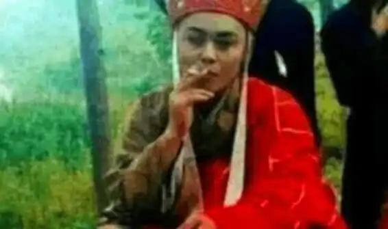 唐僧片场抽烟很霸气,杨幂抠脚,刘亦菲古灵精怪很可爱
