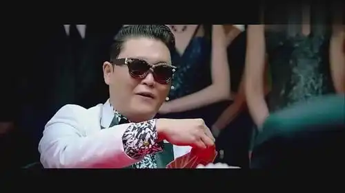 澳门风云3不愧是赌王,玩扑克牌都这么厉害,逼得对手狼狈不堪