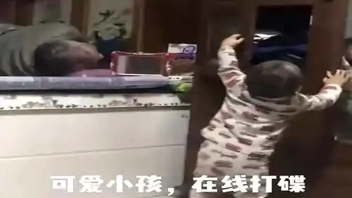 搞笑视频灵魂舞者上线,表情包太丰富了,迷惑行为