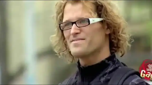 恶搞小伙请路人拍照时,却吓唬警察,路人表情一言难尽