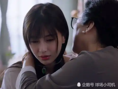朱一龙为baby戴项链,小表情演技炸裂,笑起来的一瞬间甜炸了