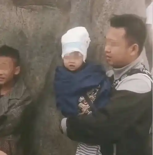 景区上演人在囧途游客凌晨挤在卫生间取暖,尿不湿都拿来防寒