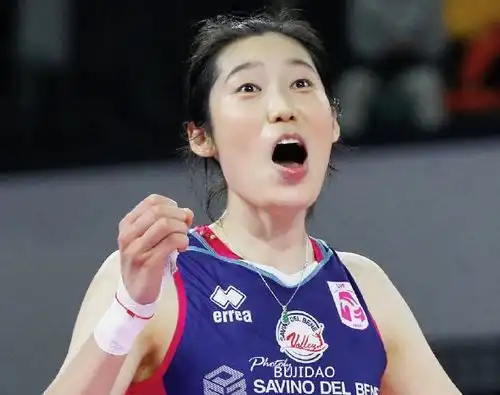 朱婷伤情更新扣球后表情痛苦手腕缠纱布赛后不忘安抚球迷