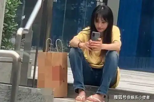 郑爽坐路边被偷拍,表情搞怪毫无偶像包袱,太接地气了