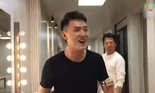 冯绍峰被员工恶搞了,吃牙膏饼干怀疑人生,生气的反应太可爱