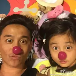 黄磊和多多扮红鼻子大眼卖萌搞怪表情神同步