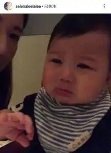 胡杏儿老公带儿子玩泡泡,表情纠结搞笑
