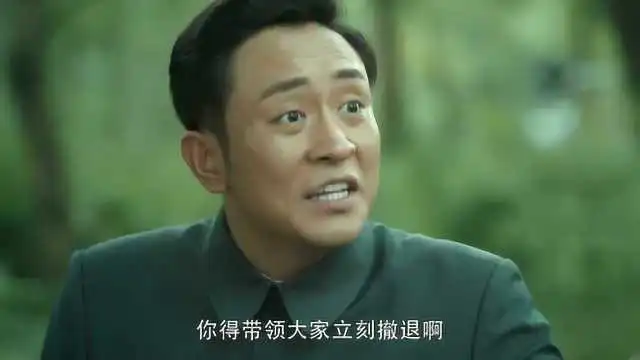 皮肤黝黑的中年男子掐指表情搞笑,网友记住你是秀才不是神算子