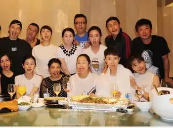 黄晓明晒同学会恶搞照,baby表情竟神同步,真不愧是一家人