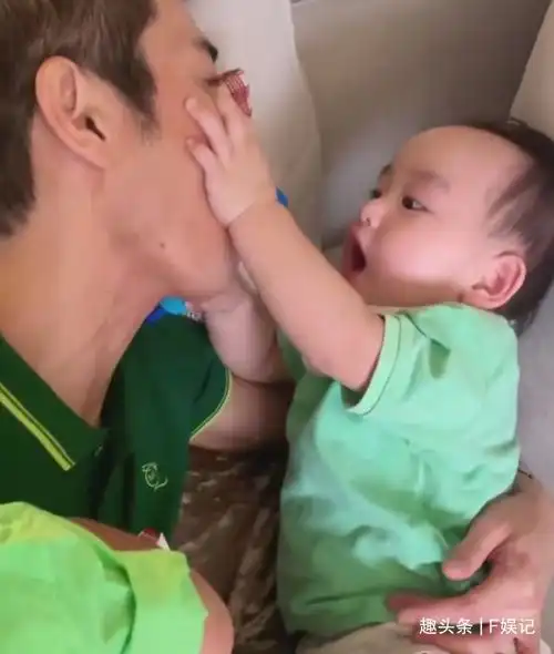 郑嘉颖夫妇携亲友为小儿子庆1岁生日小寿星对待父母亲吻时很逗