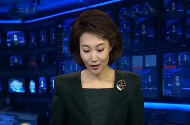 月亮姐姐为央视主持人李梓萌在线征婚后者素颜出镜表情搞怪,43岁仍单身