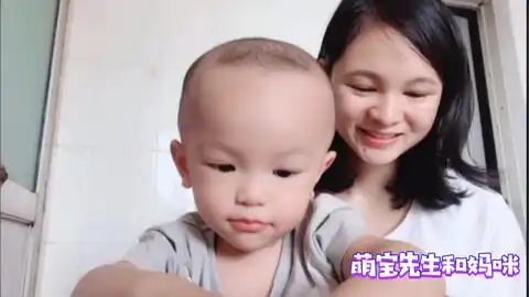 2岁萌宝跑起来怎么这么搞笑,还不让大人拉手,爸爸表情很无奈啊