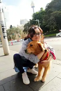 女汉子赵丽颖呆萌抱犬表情神同步
