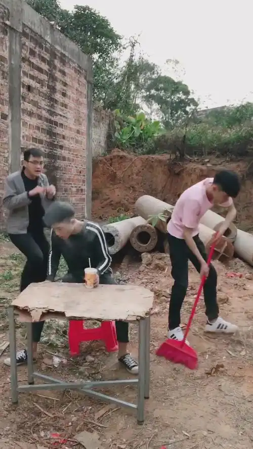 兄弟恶搞,路人露出了委屈的表情