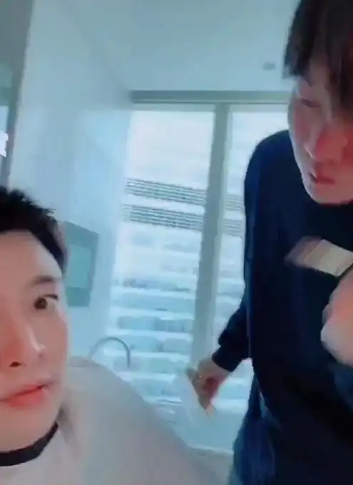 贾乃亮恶搞自己的男化妆师,吓得对方一大跳,笑露出鬼机灵表情