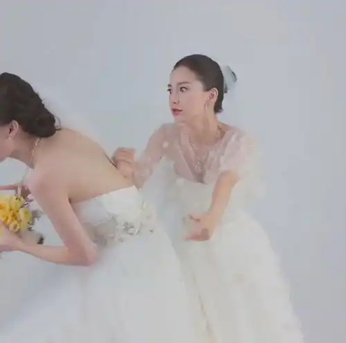 baby倪妮低胸婚纱抢捧花gif动图表情夸张搞笑