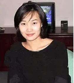 央视主持李梓萌戴假发13年,43岁仍是单身,月亮姐姐为她全网征婚