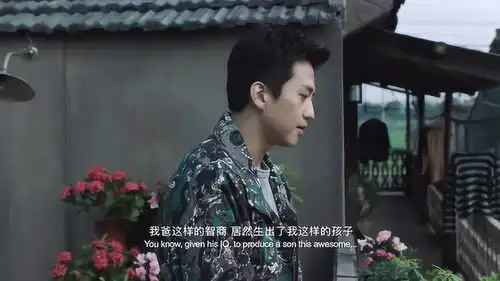小伙穿越到过去,见到了年轻时的父亲,自己想抽自己两耳刮子