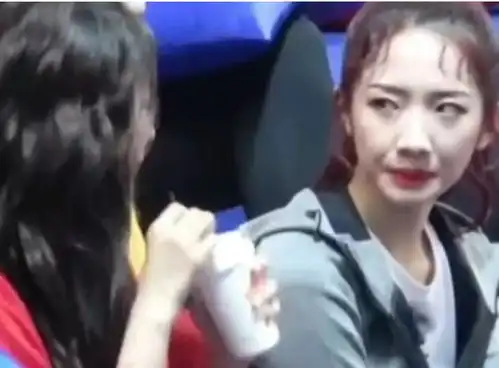 吴宣仪把喝过的奶茶给孟美岐,有谁注意孟美岐表情塑料姐妹情
