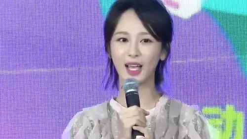 杨紫跟王俊凯同班飞机见大型追星现场秒变表情包