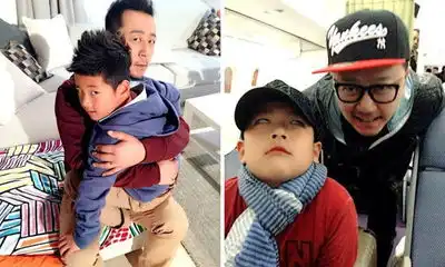 郭涛与儿子拍片喜感足石头吐舌卖萌租图