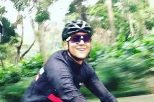 彭于晏到香港和骑友开心骑行骑行时还不忘做各种搞怪表情