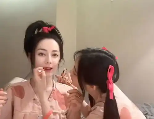 祝绪丹晒和热巴汗蒸vlog,扎辫子,各种搞怪表情等谁羡慕了我不说
