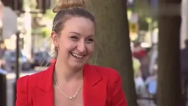 路人搬运模特被恶搞,这个受惊的表情我给她150分,不怕她骄傲
